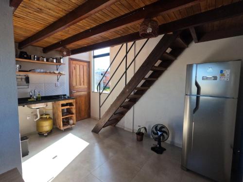 una cocina con nevera de acero inoxidable y una escalera en Cacau Tiny House, en Itacaré