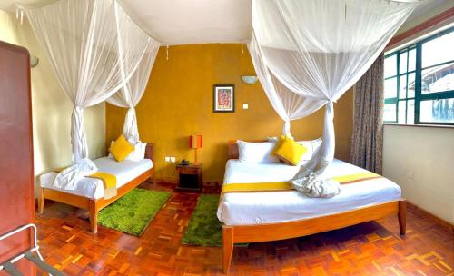 Postel nebo postele na pokoji v ubytování Kenya Comfort Hotel