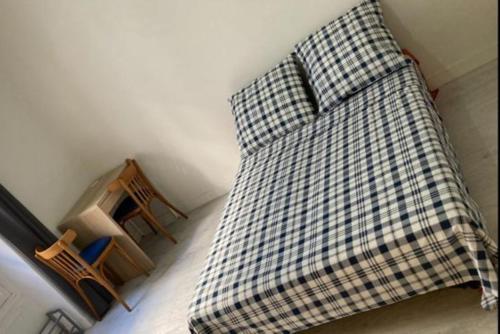 Cette chambre comprend un lit avec deux oreillers et une table. dans l'établissement studio, à Paris