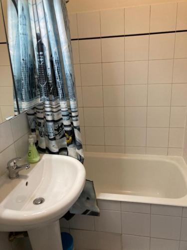une salle de bain avec un lavabo et une baignoire dans l'établissement studio, à Paris