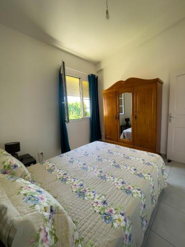 a bedroom with a bed with flowers on it at Villa trinité in La Trinité