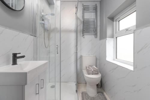 Koupelna v ubytování 7BR, 7 En-suite, Free Parking, WiFi , Sleeps 14