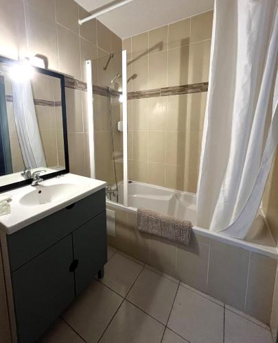 une salle de bain avec un lavabo, une douche et une baignoire dans l'établissement SAINT-FLORENT Résidence piscine Studio 2 personnes FLO300-261, à Saint-Florent