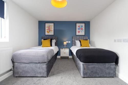 Postel nebo postele na pokoji v ubytování 7BR, 7 En-suite, Free Parking, WiFi , Sleeps 14