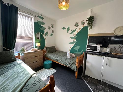 Η κουζίνα ή μικρή κουζίνα στο Winter Gardens Flat 2 - Studio The Retreat