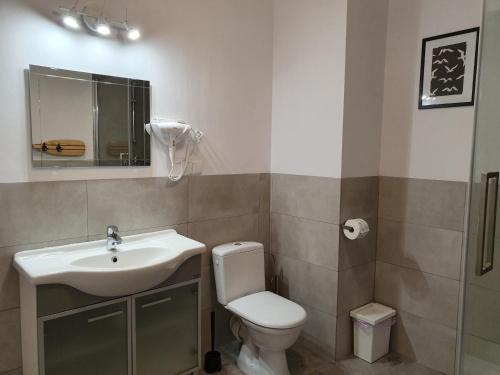 ブワディスワボボにある2026 Apartament Seagull 40の白いトイレと洗面台のあるバスルーム