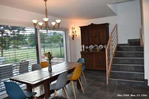 ヴィンツェンハイムにあるChez " Les Ligibell "の木製のテーブルと椅子のあるダイニングルーム