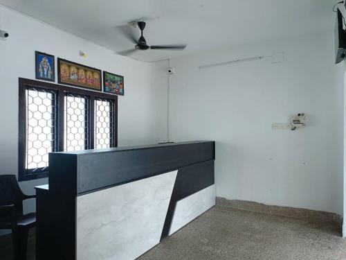 TV a/nebo společenská místnost v ubytování Hotel Tamilnadu-Unit 2