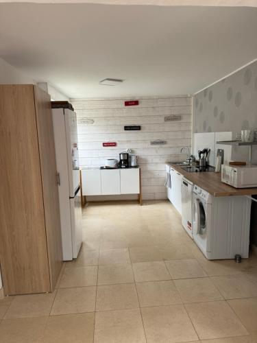 Il comprend une cuisine équipée d'un réfrigérateur et d'un lave-linge/sèche-linge. dans l'établissement Chambres d'hôtes Des Tours à La Rochelle, à La Rochelle