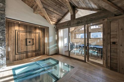 - une piscine intérieure dans une chambre dotée de murs en bois et de parquet dans l'établissement Chalet Remy - Chalet de luxe - Montagnes de Saint Gervais, à Saint-Gervais-les-Bains