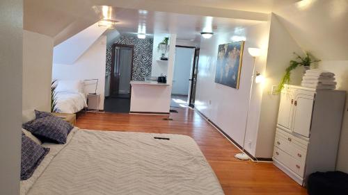 a large living room with a bed and a kitchen at Ana Maria del Azul in Minneapolis