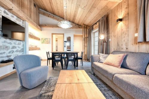 un salon avec un canapé et une table dans l'établissement t3 - appartement chalet remy, à Saint-Gervais-les-Bains