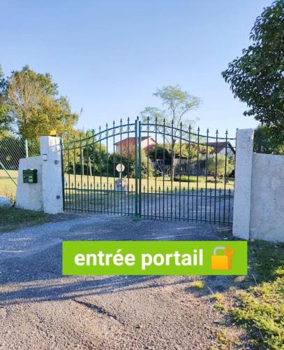 une porte avec un panneau d'entrée en face d'un parc dans l'établissement Domaine de la Crête Gîte Les CoCottes ZEN, à Saint-Jean-de-Thurac