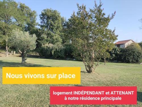 Saint-Jean-de-ThuracにあるDomaine de la Crête Gîte Les CoCottes ZENの木陰公園の看板