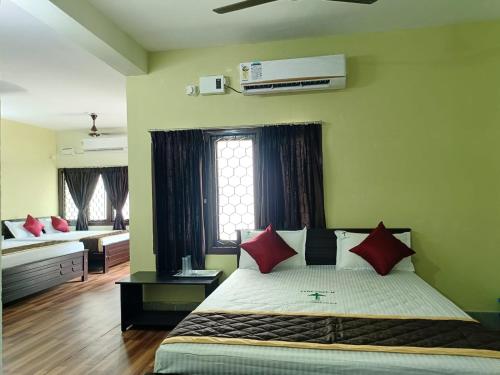 Postel nebo postele na pokoji v ubytování Hotel Tamilnadu-Unit 2