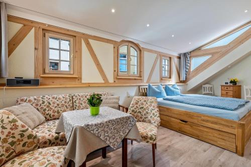 une chambre avec un lit, une table et des chaises dans l'établissement Altstadtidyll Meißen, à Meissen