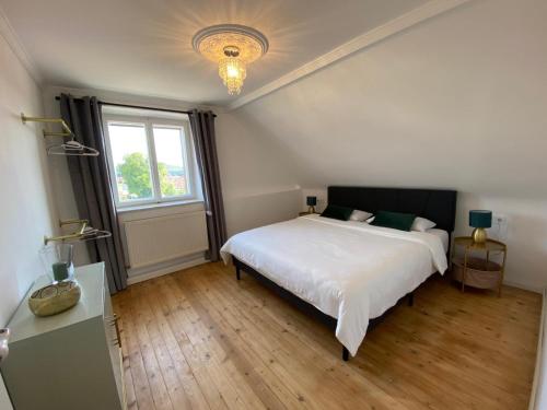 Lupburg3 Bed Cottage - Sleeps 6 - Parking - Wifi的卧室里有一张白色的大床和一扇窗户