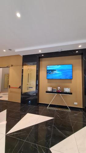 a lobby with a flat screen tv on the wall at Apartmani Zepterme by CENTRAL in Vrnjačka Banja