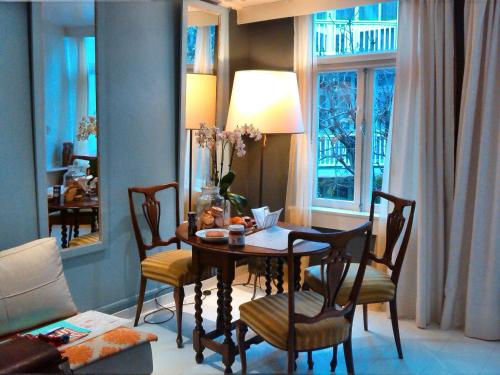 阿姆斯特丹的住宿－Miss Jordaan for Quiet Travellers，一间带桌椅和窗户的用餐室