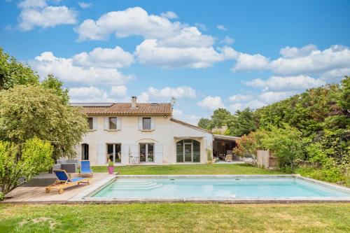 une maison avec une piscine dans la cour dans l'établissement Mas Le Cerf, à Eyragues