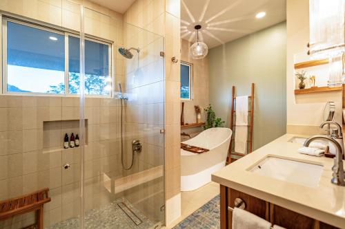 une salle de bain avec douche et lavabo dans l'établissement Casa Natura- 3 Bedroom Ocean View Home At Mar Vista, à Brasilito