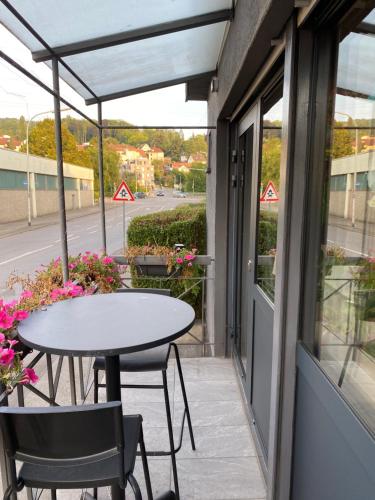 a patio with a table and chairs on a balcony at 1 grosse elegante Zimmerwohnung 5 Minuten zu Fuss in die Stadtmitte in Lörrach