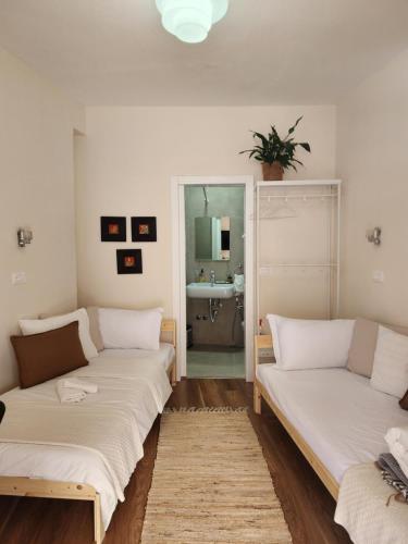 Postel nebo postele na pokoji v ubytování Dhami Apartment