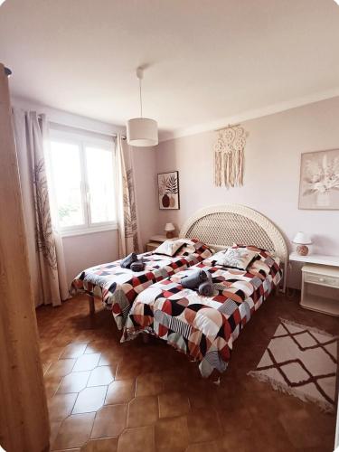 une chambre avec un lit avec une couverture dessus dans l'établissement La SIRENADE, à Canet