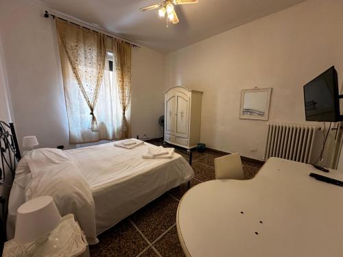 Кровать или кровати в номере Holiday Pisa Gare 2