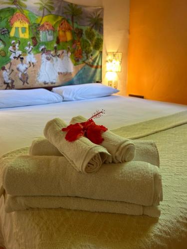 a hotel room with a bed with towels on it at Pousada Marina de Boipeba in Ilha de Boipeba