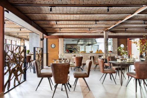 a dining room with a table and chairs at Los Rosales Hotel in El Espinar