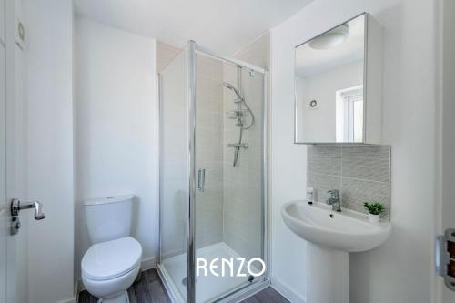 a bathroom with a toilet and a sink and a shower at Gorgeous 4-bed Home in Nottingham by Renzo, Free Driveway Parking, Great Location! in Nottingham