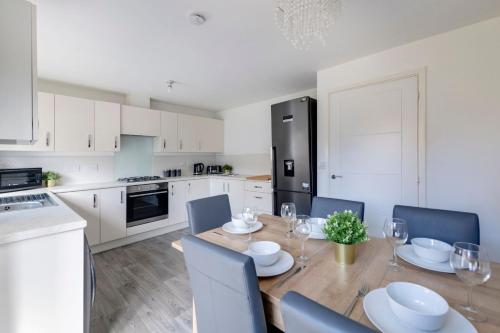a kitchen and dining room with a table and chairs at Gorgeous 4-bed Home in Nottingham by Renzo, Free Driveway Parking, Great Location! in Nottingham