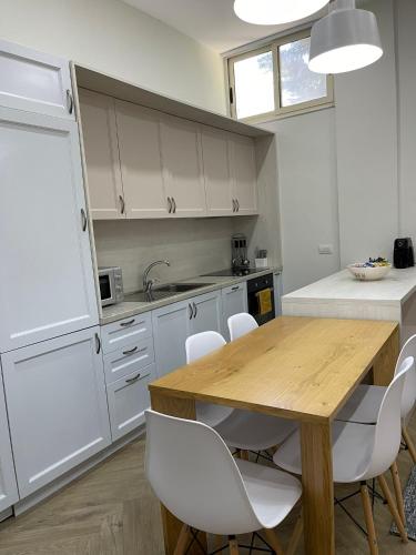 O bucătărie sau chicinetă la Apartment 4