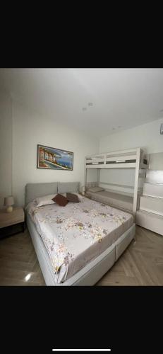 Un pat sau paturi într-o cameră la Apartment 4