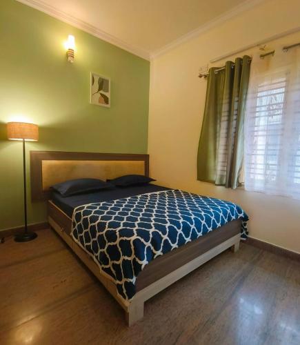 Ένα ή περισσότερα κρεβάτια σε δωμάτιο στο HomeStayz Acacia