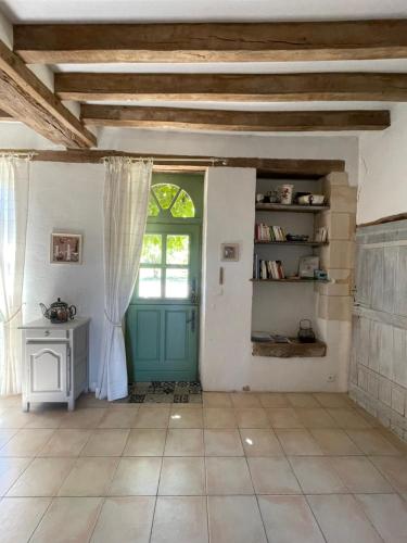 a room with a green door and a window at Closerie 3 étoiles La Poire à Loup, Domaine avec Piscine in Vaulandry