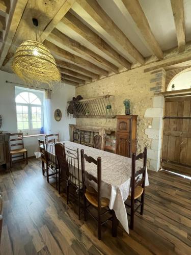a kitchen and dining room with a table and chairs at Closerie 3 étoiles La Poire à Loup, Domaine avec Piscine in Vaulandry