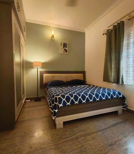Ένα ή περισσότερα κρεβάτια σε δωμάτιο στο HomeStayz Acacia
