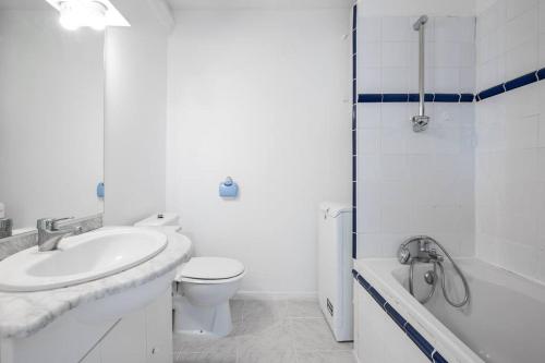 une salle de bain avec un lavabo, des toilettes et une douche dans l'établissement Aurore - T1 spacieux - 31, à Carcassonne