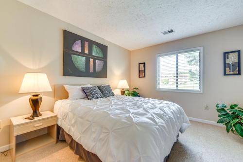 A bed or beds in a room at Little River Condo with Pool Access 5 Mi to Beach