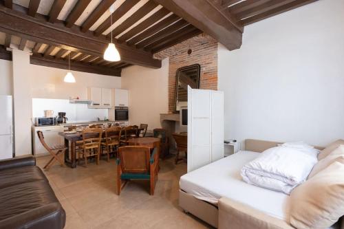 un salon avec un canapé et une salle à manger dans l'établissement Le Resto - Proche Pérouges, à Chalamont