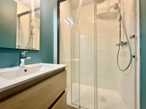 a bathroom with a sink and a shower at Flamingo Vibes, central et élégant in Limoges