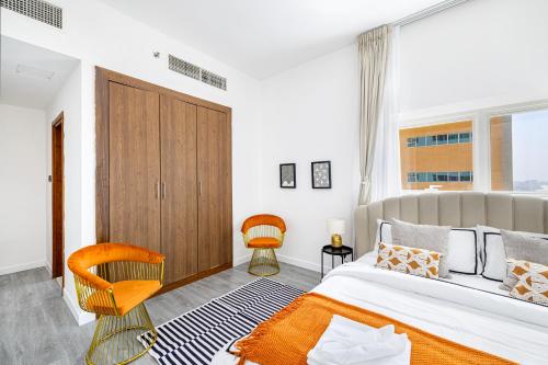 Voodi või voodid majutusasutuse Sleek nordic style seaview condo toas