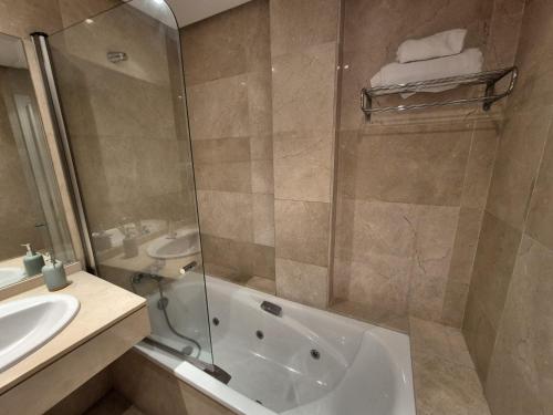 Vannituba majutusasutuses Mikonos Playa Fantástico 2 Hab Beach Side Puerto de la Duquesa