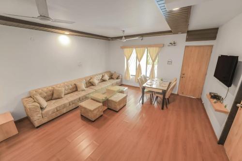 Μια τηλεόραση ή/και κέντρο ψυχαγωγίας στο 3BHK with Pool - Dream Habitat by Universe Villas