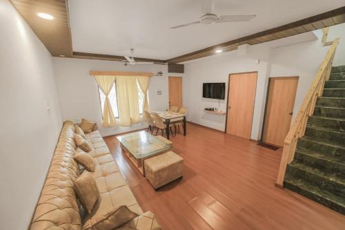 Μια τηλεόραση ή/και κέντρο ψυχαγωγίας στο 3BHK with Pool - Dream Habitat by Universe Villas