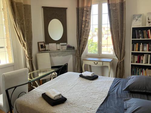 une chambre avec un lit avec deux serviettes dessus dans l'établissement Villa 12MN Walk from le palais, à Cannes