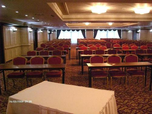 a conference room with tables and chairs in a building at Asr-ı Ala Yalova Thermal in Gokcedere