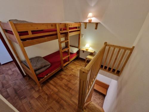 - une vue de tête sur une chambre avec 2 lits superposés dans l'établissement Bel appartement 3 pièces 6/7 pers. - 150m des pistes, 300m du centre - Modane - FR-1-265-304, à Modane